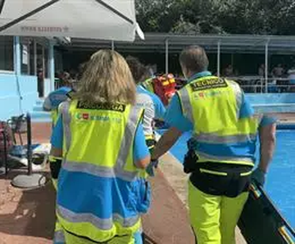 Sanitarios del Summa 112 en una piscina&nbsp;