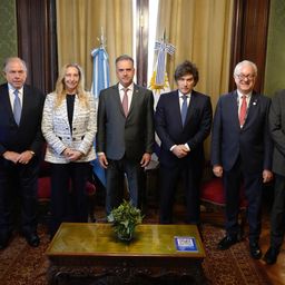 Javier Milei y Yamandú Orsi tuvieron su primera reunión bilateral en la previa a la cumbre del Mercosur
