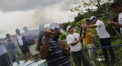 Hombres disparan morteros caseros en honor a Marvin López, de 49 años, quien murió durante los enfrentamientos con la policía