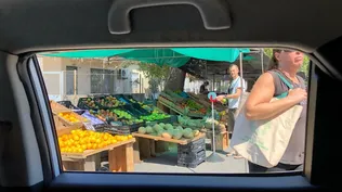 Puestos en ferias, una de las principales bocas de venta de hortalizas y frutas.
