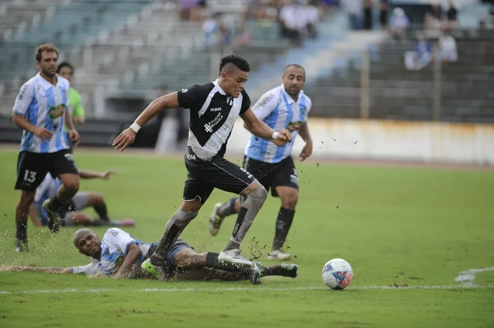 Jonathan Álvez en Danubio, marcado por Maxi Pereira de Cerro