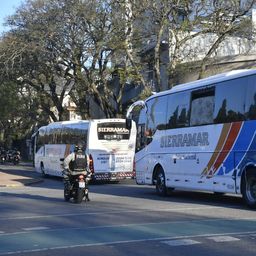 Así quedó el ómnibus apedreado Así quedó el ómnibus apedreado