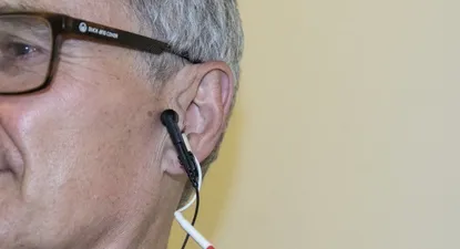 la terapia de cosquillas en el oido y por que podria ayudar a envejecer mejor