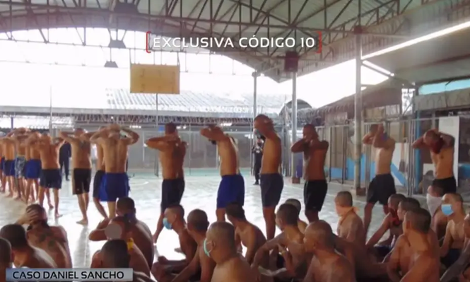 Los presos tienen que estar semidesnudos en cada registro que realizan en Surat Thani