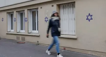Esta semana las muchas casas de familias judías en Paris sufrieron pintadas antisemitas.