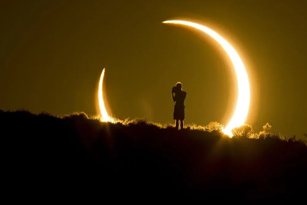 Un testigo externo de un eclipse solar anular mientras se pone el sol