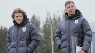 Diego Forlán y Santiago Espasandín en uno de los entrenamientos de la selección uruguaya sub 20