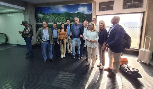 Los parlamentarios Esteban González Pons y el portavoz del PP en el Congreso, Miguel Tellado, en Caracas encabezando la delegación integrada por Macarena Montesinos, Cayetana Álvarez de Toledo y Belén Hoyos. &nbsp;