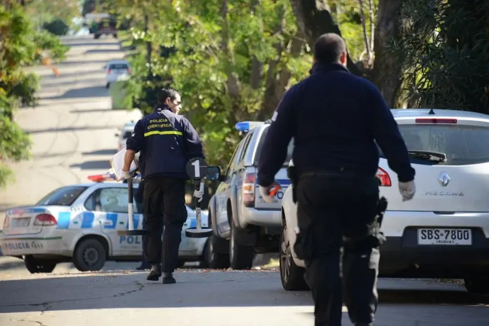 Policía Técnica trabajando frente al local del empresario que fue secuestrado el miércoles 10