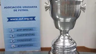 El trofeo de la Supercopa Uruguaya