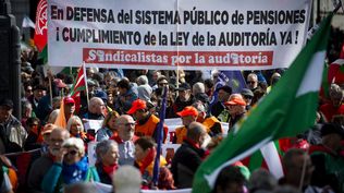 Decenas de personas durante la manifestación por las pensiones públicas, desde la Plaza de Neptuno hasta la Puerta del Sol, a 26 de octubre de 2024, en Madrid. Foto: Juan Barbosa / Europa Press.
