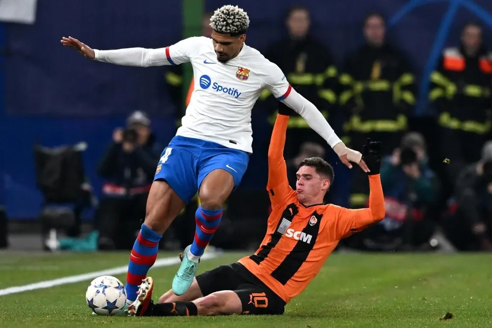 Ronald Araujo contra el Shakhtar