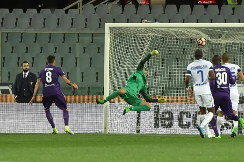 El gol de Matías Vecino para adelantar a Fiorentina ante Internazionale