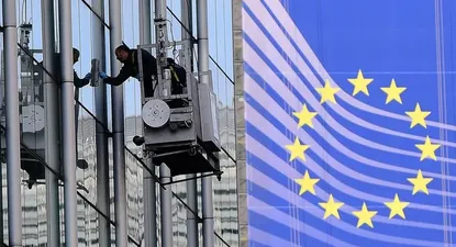 Un limpiador de vidrios trabaja en las oficinas de la Comisión Europea en Bruselas.