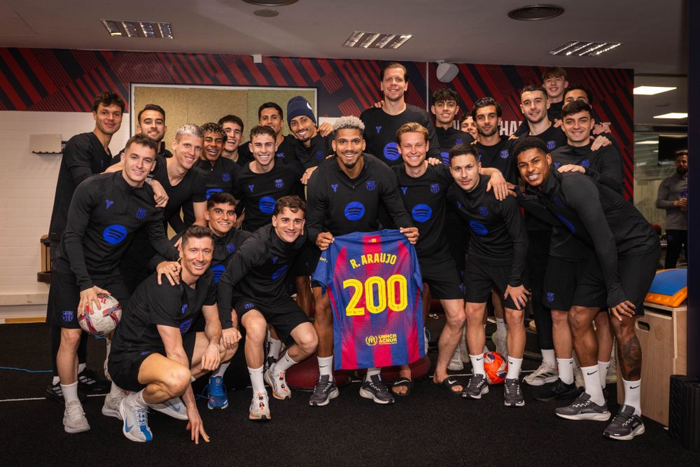 Ronald Araujo posa junto a sus compañeros con la camiseta de los 200 partidos