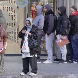 Viajar sí, empezar de cero no: la condición para que Sánchez avance con la regularización de migrantes en España