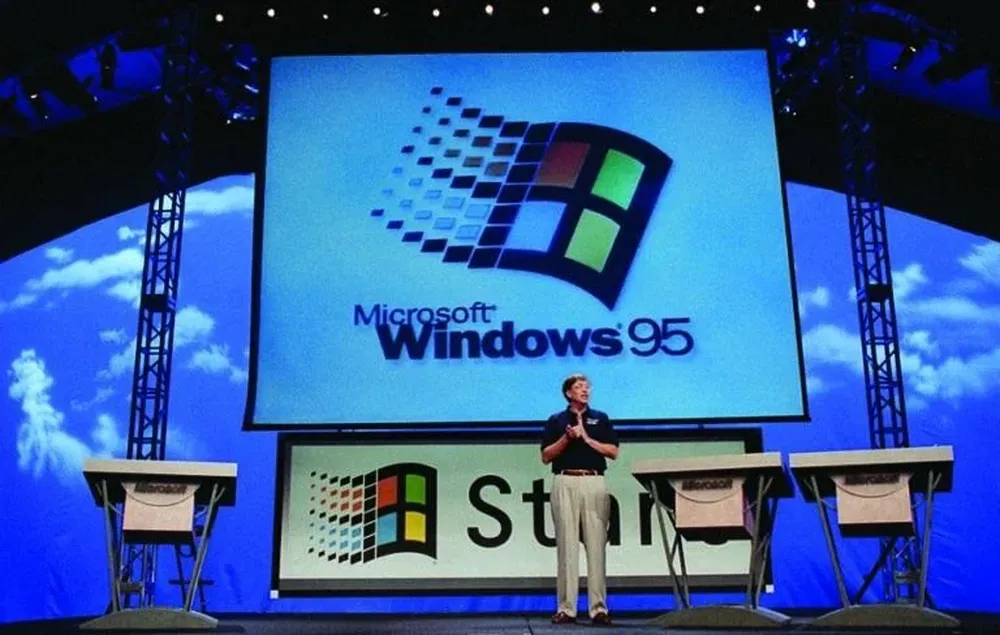 Bill Gates durante la presentación de Windows 95, el 24 de agosto de 1995.