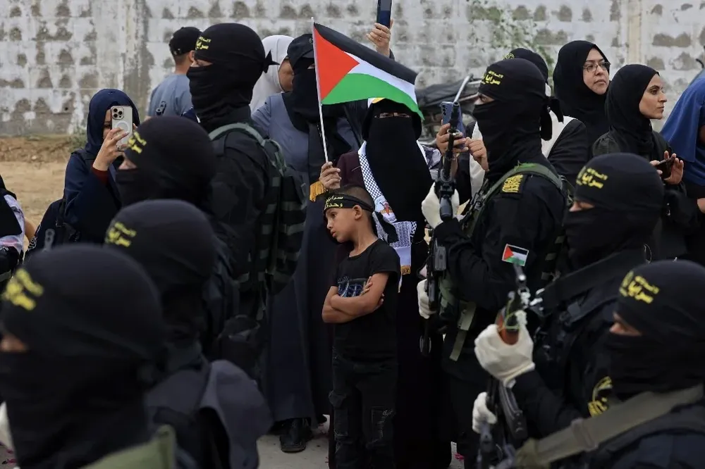 Las mujeres coreaban “queremos la paz”, mientras enarbolaban banderas y pancartas en las que podían leerse “paren de matar a nuestros hijos”.