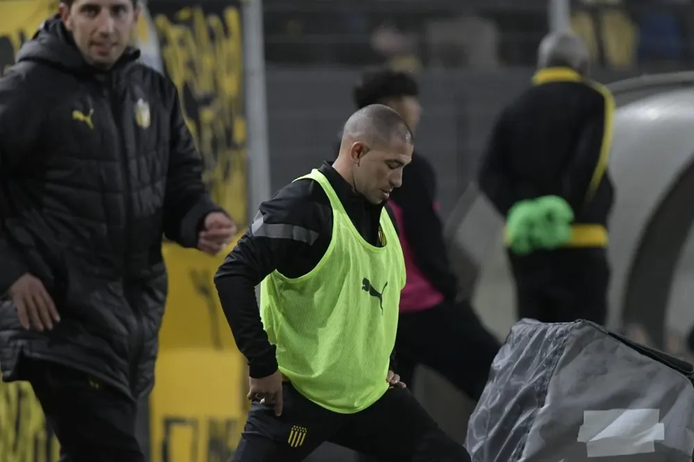 Walter Gargano como suplente en Peñarol ante Rentistas