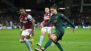 Darwin Núñez desborda ante Aston Villa