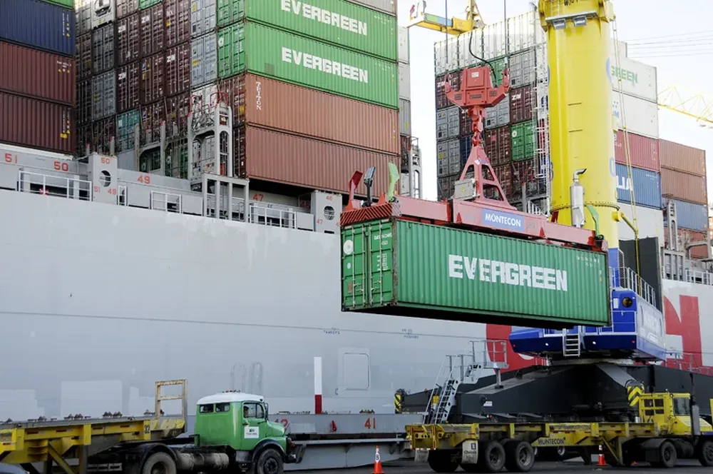 El OOCL Qingdao, un superbarco en el puerto de Montevideo