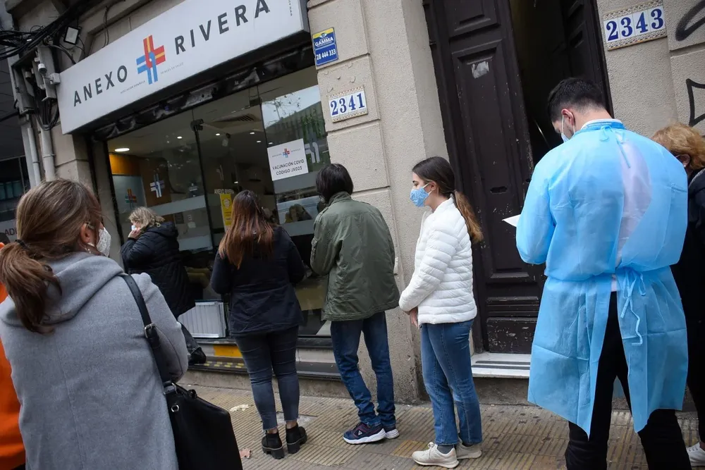 Los adolescentes comenzaron a vacunarse contra el covid en Uruguay el 9 de junio