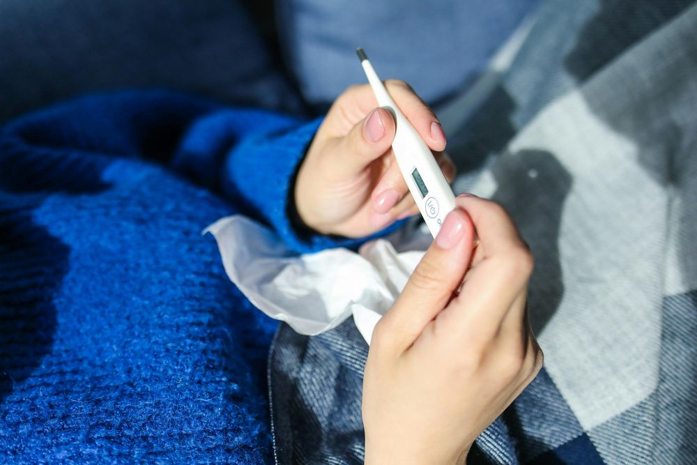 Los síntomas de la gripe aviar incluyen fiebre, tos, dolores musculares y fatiga extrema.
