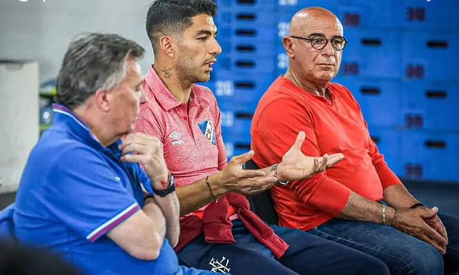 La charla de Luis Suárez a los juveniles de Nacional en Los Céspedes