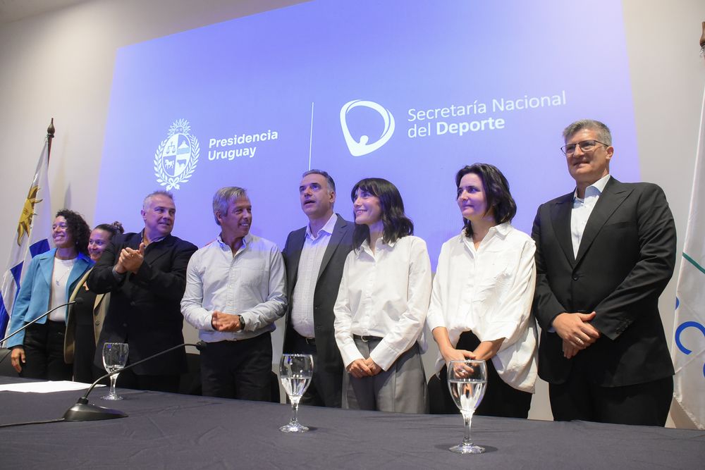 Nuevas autoridades de la secretaria nacional del deporte. De izquierda a derecha: Andrea Ortiz (coordinadora de Programas Especiales), Lucía Martínez (coordinadora del área del deporte comunitario), Daniel Leite (gerente nacional del Deporte), Alejandro Pereda (secretario nacional del Deporte), Yamandú Orsi (presidente de la República), Gabriela Freire (subsecretaria nacional del Deporte), Andrea Pesce (coordinadora del área Deporte y Educación) y Jorge Rodríguez (coordinador del área del deporte federado)