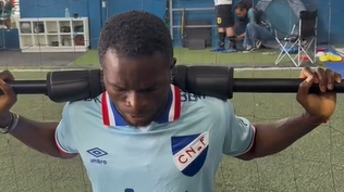 Ebere entrena en Brasil con la camiseta de Nacional