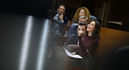 Díaz Ayuso acusa a Sánchez de ser un líder adolescente rebelde y el PP dice que le faltó cantar Imagine