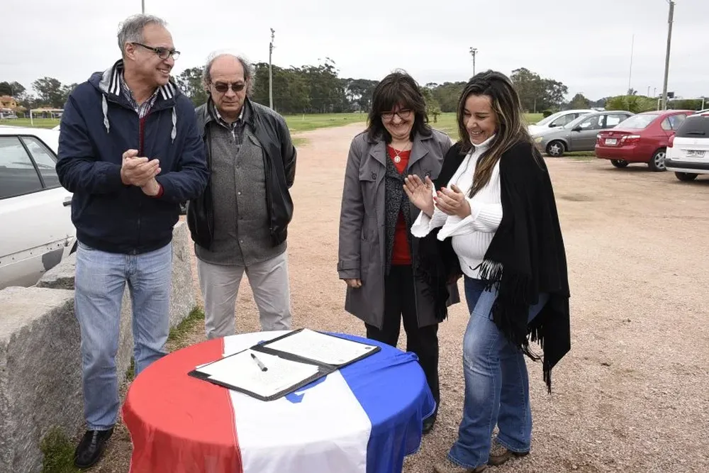 La firma de la concesión del predio para Cancha Celeste