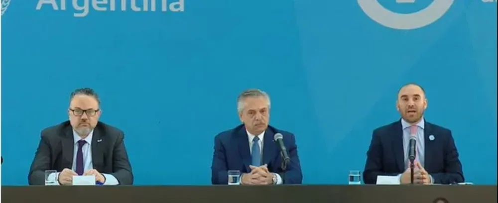 Fernández junto a su equipo económico