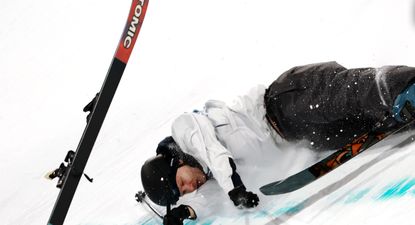 Elias Lajunen de Finlandia tuvo una fuerte caída en los Juegos Olímpicos de Invierno 2026