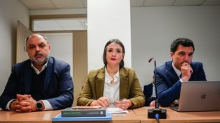 Charles Carrera junto a sus abogados. Archivo
