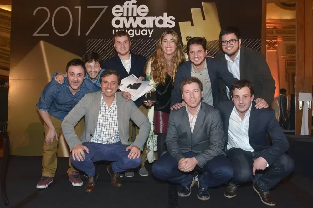 Equipo de Publicis Impetu durante la celebración de la obtención del Gran Effie