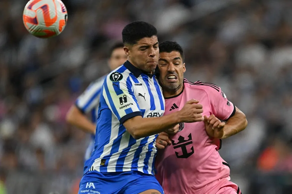 Víctor Guzmán y Luis Suárez en una incidencia del partido Monterrey vs Inter Miami