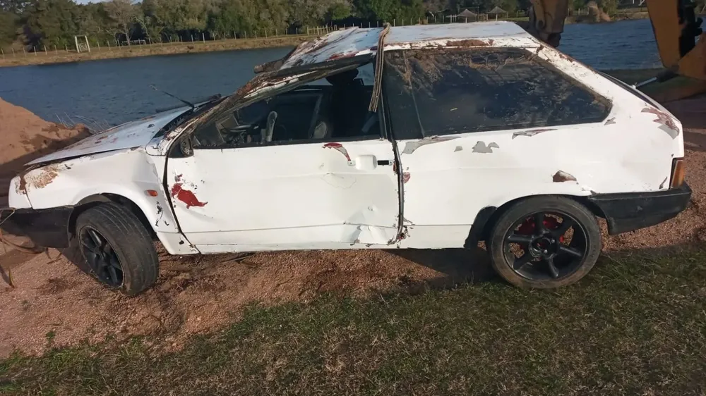 Desde el Ministerio del Interior estiman que el auto derrapó y cayó al agua.