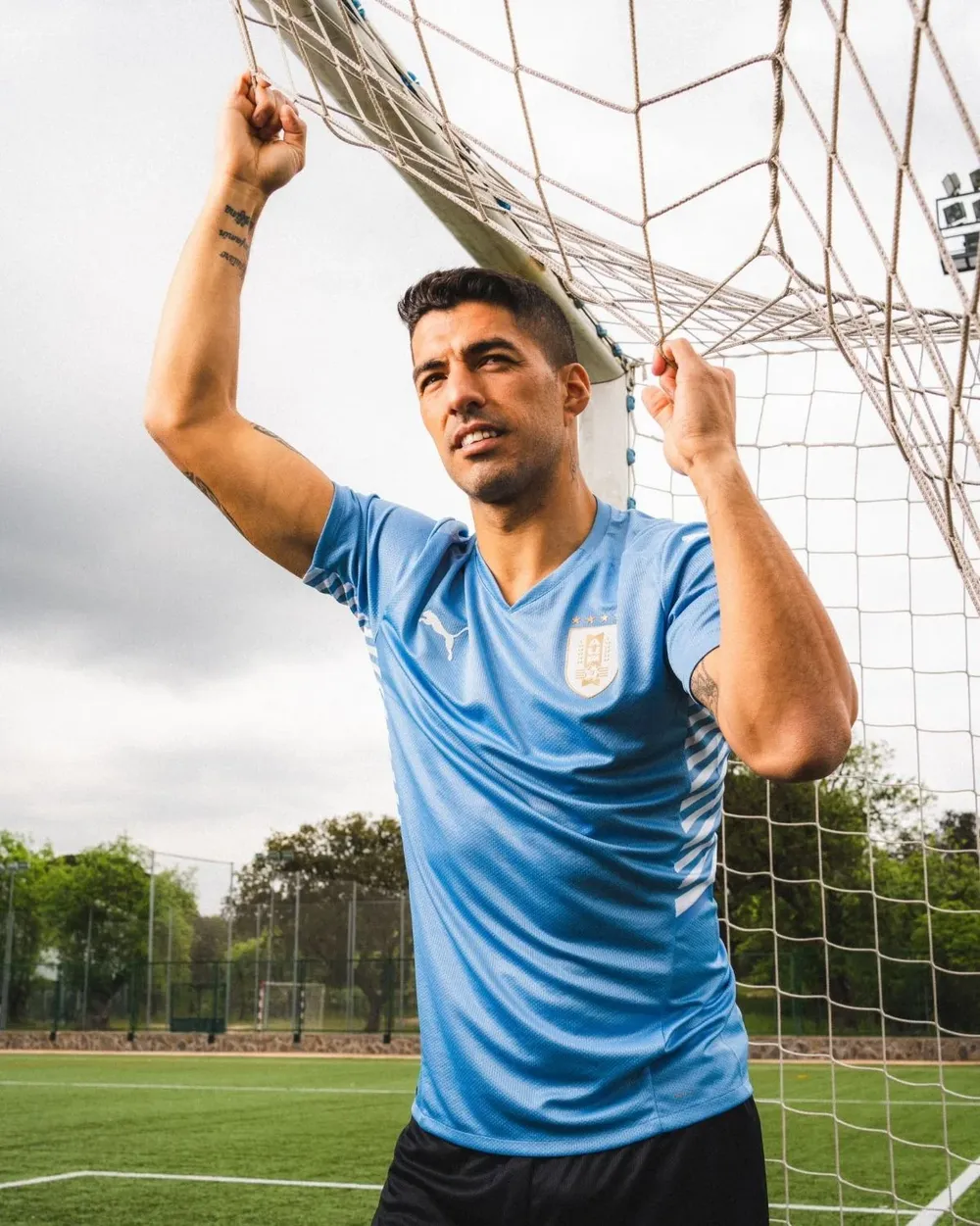 Suárez posa con la última camiseta celeste y las cuatro estrellas