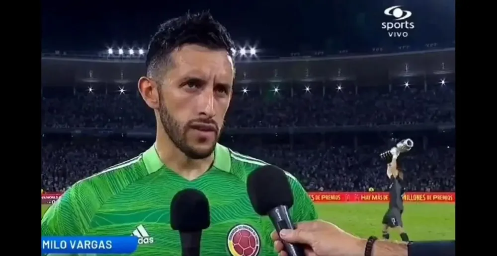 Dibu Martínez con la Copa América mientras entrevistaban al arquero colombiano