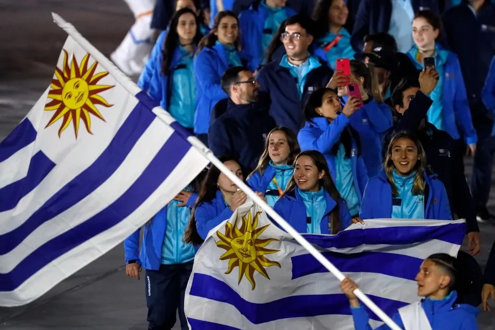 Camila Piñeiro con la bandera