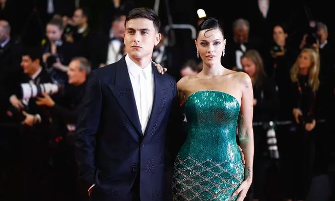 La pareja, pronta a casarse, pasó por la alfombra roja de Cannes y deslumbró a todos.