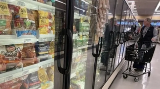 Un cliente compra alimentos congelados en una tienda de comestibles en California. AFP