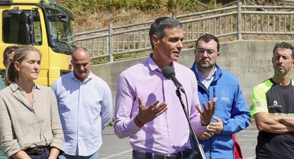 Pedro Sánchez en el puesto de mando de avanzado en Degaña, Asturias.