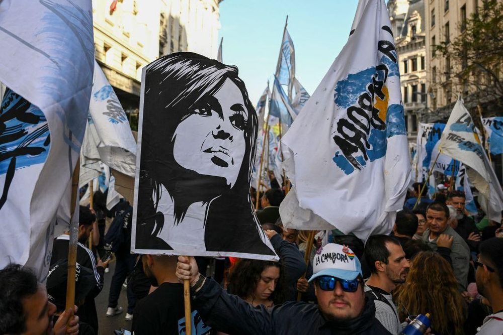 Cristina Kirchner es la presidenta del peronismo, que podría convocar a protestas por su detención.