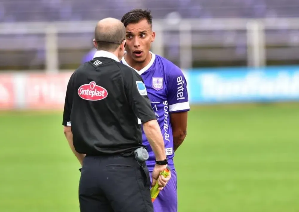 Suárez le reclama al línea en Defensor Sporting-Fénix