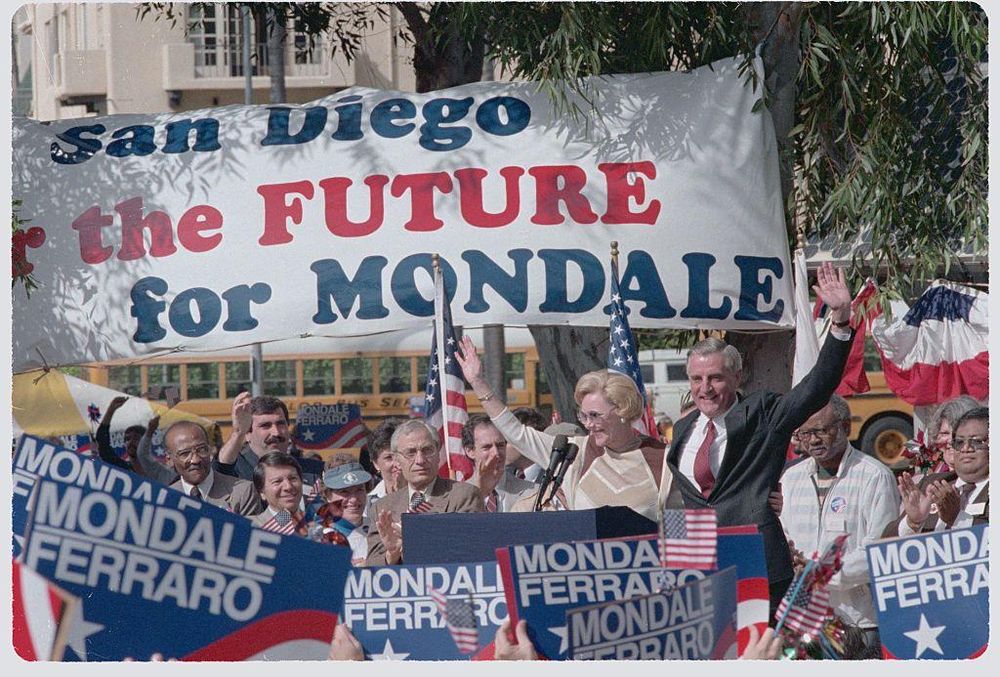 Joan junto al entonces candidato a la presidencia demócrata Walter Mondale.