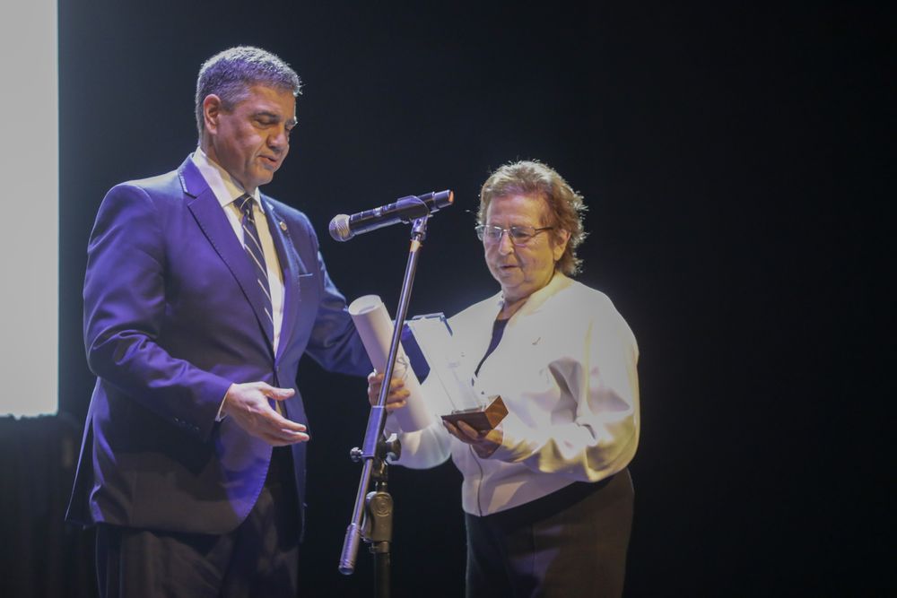 El jefe de Gobierno de la Ciudad de Buenos Aires Jorge Macri le entrega el Premio Ana Frank a Mónica Dawidowicz, sobreviviente de la Shoá El jefe de Gobierno de la Ciudad de Buenos Aires Jorge Macri le entrega el Premio Ana Frank a Mónica Dawidowicz, sobreviviente de la Shoá