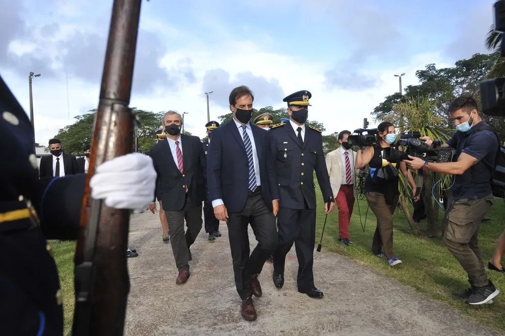 El presidente en la ceremonia de graduación de oficiales de Policía