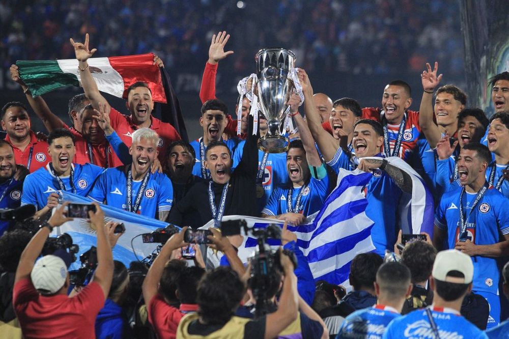 Vicente Sánchez levantó la copa junto a Ignacio Rivero; Cruz Azul, donde juega Gastón Fernández, fue campeón 